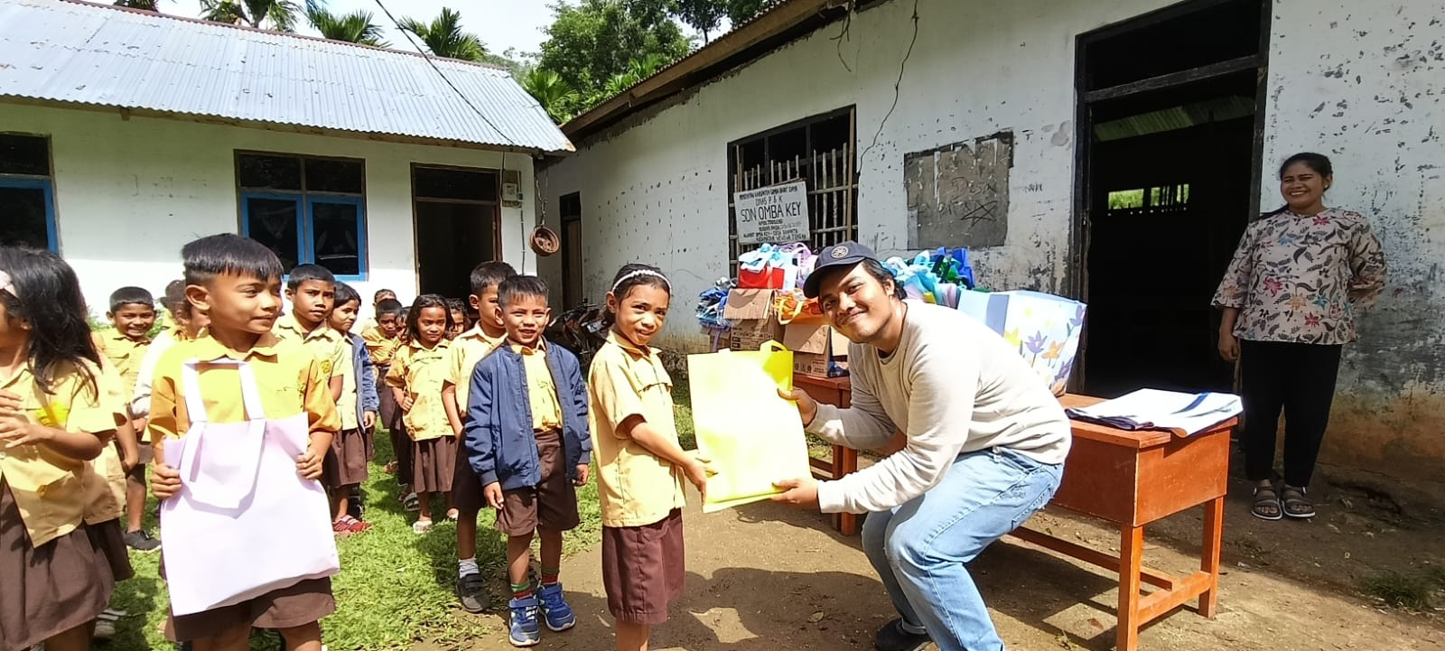 CSR Bantuan Alat Tulis Untuk SDN Omba Key